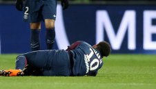 Неймар кацна в Бразилия в инвалидна количка + СНИМКА