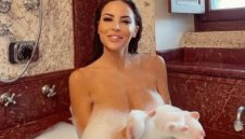 Мацката на Мбапе пъчи пищни гърди на плажа + СНИМКИ