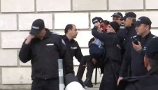 Потресаващо: Хулигани от Левски раниха тежко полицайка с бомбичка