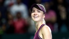Свитолина надви Бертенс в тежък мач и е първата финалистка на финалите в Сингапур