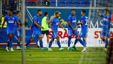 Парадокс: Бият Левски като тъпан, но играчите чакат премии