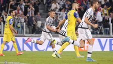 Бонучи скочи на феновете на Юве 