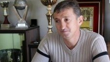 Легенда на Ботев се подмазва на Цветан Василев