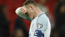 Саутгейт защити Руни след освиркванията