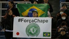 Бразилия и Колумбия играят в помощ на Чапе