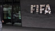 Какво става с договорите на играчи и треньори? ФИФА със секретен документ