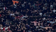 Подготовка за клане? Задържаха над 100 фена на Аякс с мачете, ножове и боксове в Торино