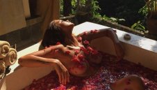 Мацката на Алонсо го чака във ваната + СНИМКИ