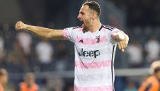 Защитник на Юве вози фен в колата си (видео)