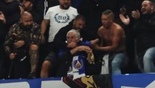 85-годишен фен на Левски с бастун впечатли света + ВИДЕО