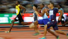 Болт с колебливо представяне на световното