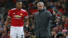 Валенсия търка скамейката, но е в добри отношения с Моуриньо