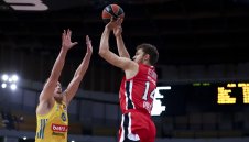 Везенков и Олимпиакос се измъчиха с германци в Пирея