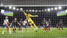 Ад настъпва в Брентфорд заради мъката на Рая?