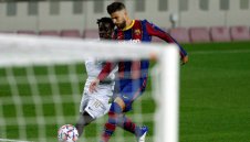 Пике преподписа, но може и да си тръгне от Барса догодина