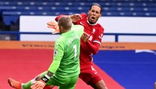 Няма да наказват Пикфорд за балтията срещу ван Дайк