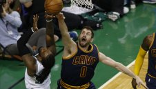 ЛеБрон и Лав със 70 точки, Кливланд разби Бостън