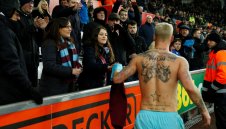 Фенове налитат на бос на Чуковете