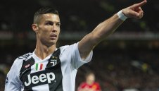 Истина ли е? Кристиано Роналдо се моли на Юве да се върне