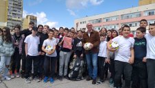 ЦСКА зарадва деца от две столични училища