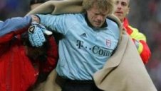 Оливер Кан под въпрос за мача с Милан