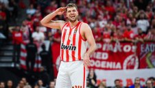 Везенков вкара повече от Париж в първата част, Олимпиакос бие