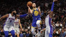 Стеф се завърна, но шампионите паднаха и в Детройт