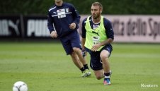 Италия с двама и половина в защита срещу Испания