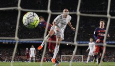 Съдийско проклятие или връщане на интригата? Испанските медии за "Ел Класико"