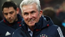 Засрами се, Ариен! 72-годишният Дон Юп носи вратите, докато ти лежиш! + СНИМКИ