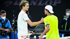 Александер Зверев се справи със сънародник в Мелбърн