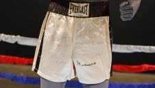 Лудост! Шортите на Мохамед Али струват 6 милиона долара