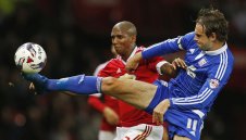 Ашли Йънг отново ще играе като ляв бек