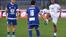 Роналдиньо се завръща! Марадона ще му бъде треньор