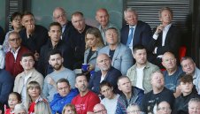 Сър Алекс и Денис Лоу не донесоха късмет на Салфорд Сити