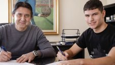 Левски даде професионален договор на юноша