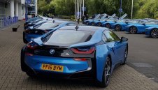 От сърце: Босът на Лестър зарадва играчите с BMW i8