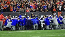 Играч от НФЛ е в критично състояние, след като колабира на терена 