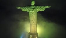 Статуята на Христос грейна в чест на Пеле