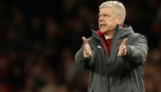 В определението "паркиран автобус" няма много футбол