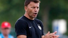 Шефовете на Партизан не издържаха и биха шута на треньора