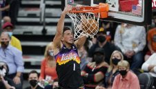 Девин Букър се развихри и Финикс удари Лейкърс