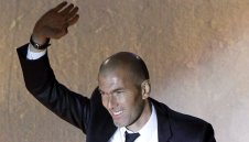 Случва се: Зидан сменя Дешан начело на Франция