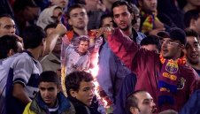 Барса зачеркна Луиш Фиго