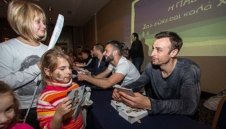 Бербо зарадва гръцки малчугани по Коледа