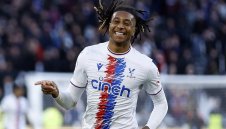 Звезда на Палас отряза Челси, остава при Орлите