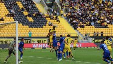 В Ботев беснеят: Червен картон за Левски в 20-ата секунда!