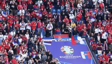 Синът на президента на Сърбия се сби с английски фенове?