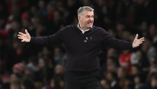 Астън Вила освободи Дийн Смит