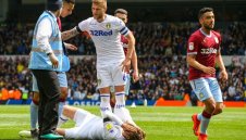 Нападател на Лийдс отнесе два мача заради симулация